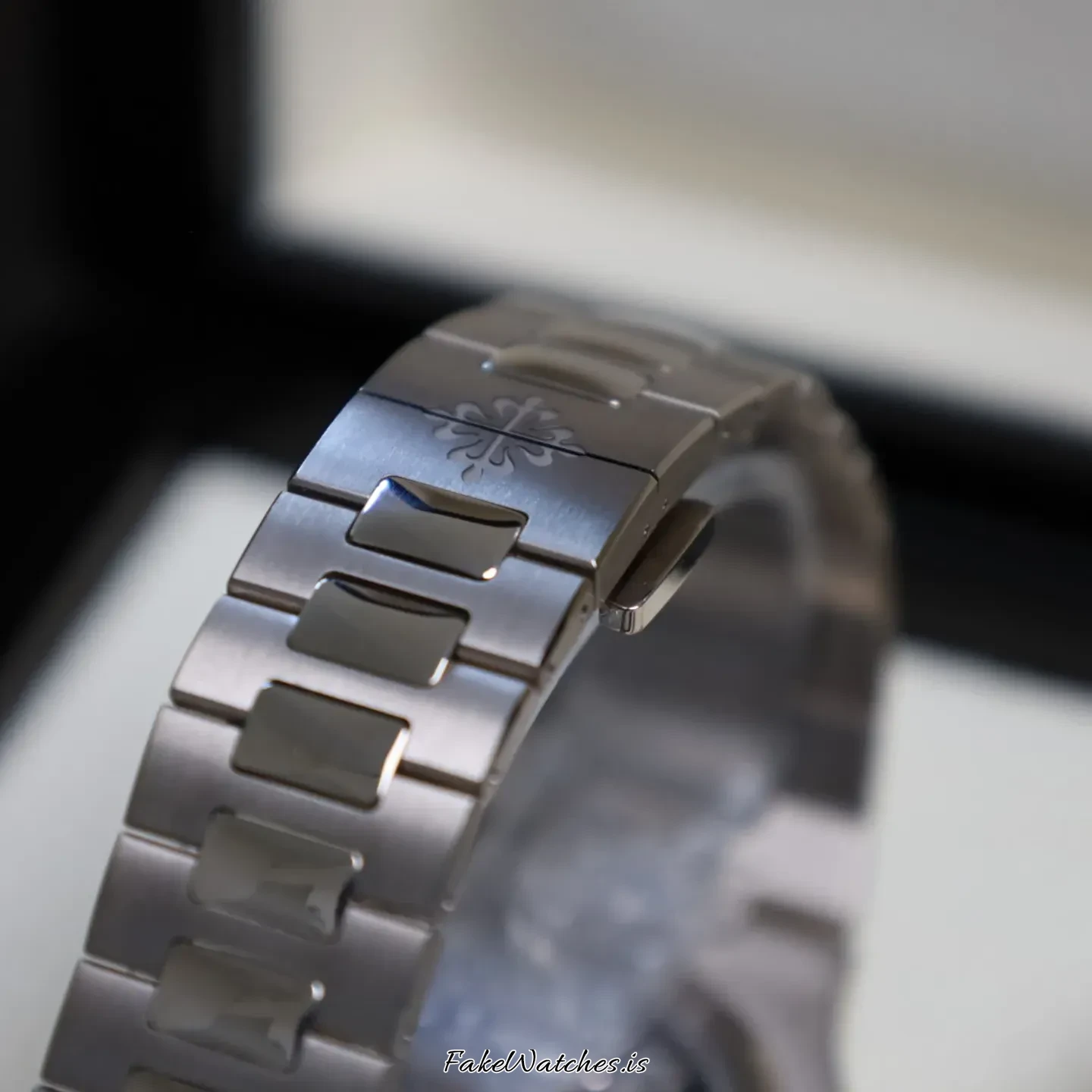 patek-philippe-nautilus-58111g-001-29