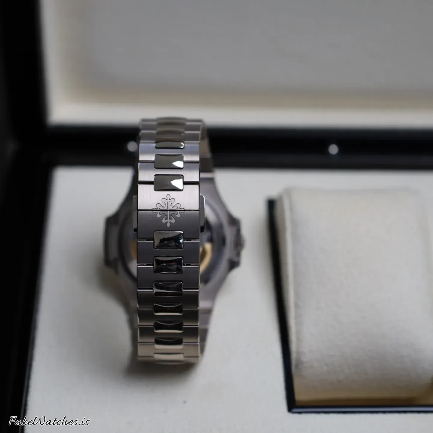 patek-philippe-nautilus-58111g-001-39