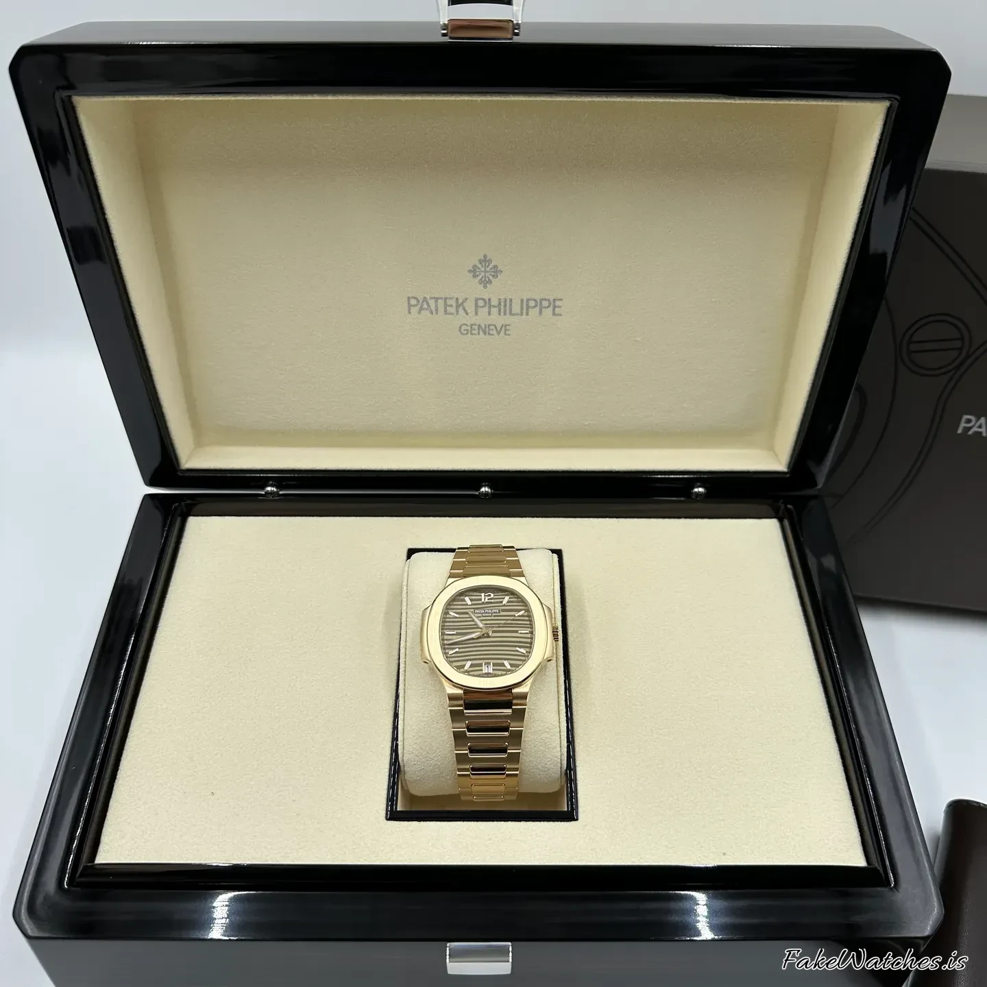 patek-philippe-nautilus-71181r-010-802